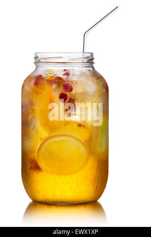 Pot de verre (spritzer maison schorle) avec du jus de pomme gazéifié servi avec des fruits congelés, les cubes de glace et les roues wild cranber Banque D'Images