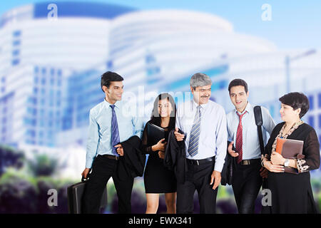 4 Indian Business partner Walking Talking Banque D'Images