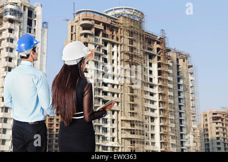 2 architecte indien contrôle Construction Site Banque D'Images