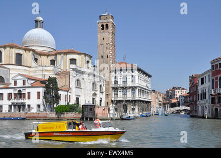 Italie - Venise - grand canal Cannaregio - région - lancement du moteur d'ambulance - Venezia Emergenza - sur appel - passant San Geremia Banque D'Images