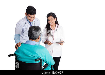 Patient et médecin indien parle assis en fauteuil roulant Banque D'Images