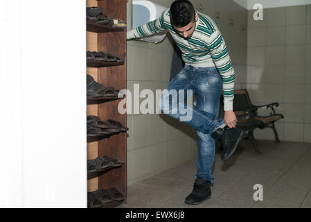 L'homme musulman se prépare à exercer dans la mosquée d'ablution Banque D'Images