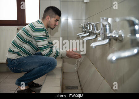 L'homme musulman se prépare à exercer dans la mosquée d'ablution Banque D'Images