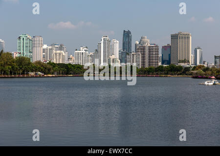 Parc Benjakiti, Skyline, Bangkok, Thaïlande Banque D'Images