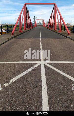 Vue vers pont mobile dans l'ensemble, appelé Zuidersluis, à Velsen-Noord, IJmuiden, Hollande du Nord, aux Pays-Bas. Banque D'Images