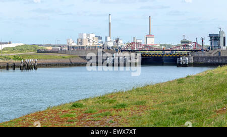 Avis sur l'aciérie de Hoogovens IJmuiden ( ) à gauche, et pont sur Zuidersluis ( sud de verrouillage ), Hollande du Nord, aux Pays-Bas. Banque D'Images