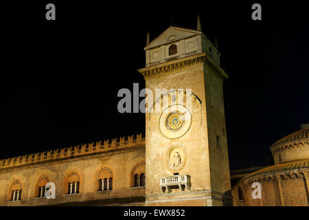 Le Palais de la raison de la nuit à Mantoue, Lombardie, Italie. Banque D'Images