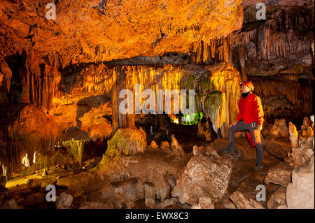 Italie Pouilles Castellana Grotte - le loup avec le spéléologue Sergio Carpinelli Banque D'Images