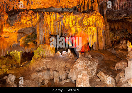 Italie Pouilles Castellana Grotte - le loup avec le spéléologue Sergio Carpinelli Banque D'Images