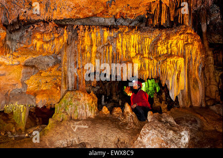 |Italie Pouilles Castellana Grotte - le loup avec le spéléologue Sergio Carpinelli Banque D'Images