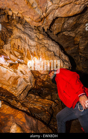 Italie Pouilles Castellana Grotte -Le spéléologue Sergio Carpinelli illumine une voile Banque D'Images