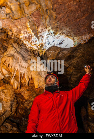 Italie Pouilles Castellana Grotte -Le spéléologue Sergio Carpinelli indique une microspaghetto Banque D'Images