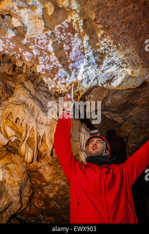 Italie Pouilles Castellana Grotte -Le spéléologue Sergio Carpinelli indique une microspaghetto Banque D'Images