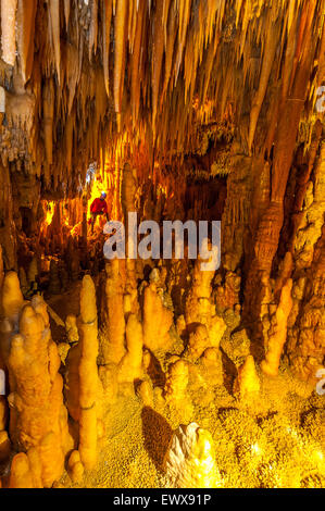 Italie Pouilles Castellana Grotte -Le spéléologue Sergio Carpinelli dans le lac de cristaux Banque D'Images