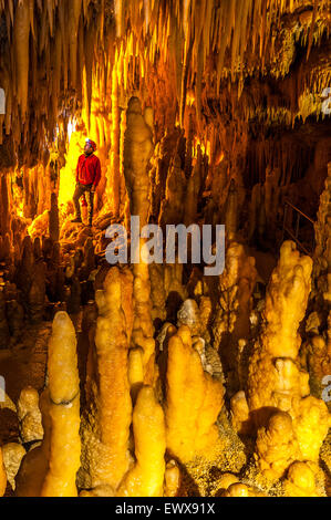 Italie Pouilles Castellana Grotte -Le spéléologue Sergio Carpinelli dans le lac de cristaux Banque D'Images