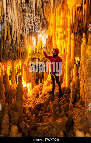 Italie Pouilles Castellana Grotte -Le spéléologue Sergio Carpinelli dans le lac de cristaux Banque D'Images