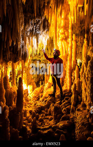 Italie Pouilles Castellana Grotte -Le spéléologue Sergio Carpinelli dans le lac de cristaux Banque D'Images