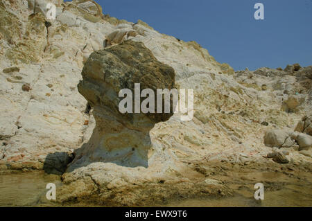 Érosion volcanique impressionnant rock formations at Cape Asprokavos. La ville de Moudros, Limnos island, dans le Nord de la mer Égée, Grèce. Banque D'Images