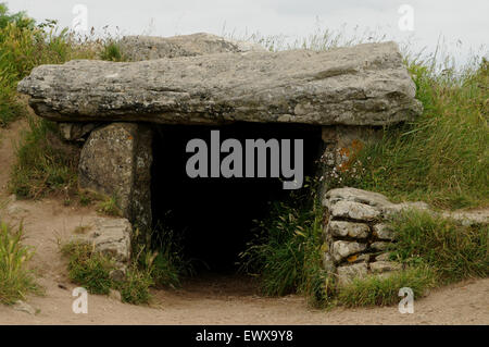 Entrée du dolmen Les pierres plates près de la plage de Locmariaquer sur la côte sud de la Bretagne. Banque D'Images