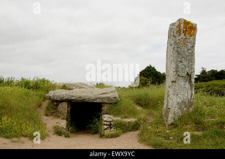 Entrée du dolmen Les pierres plates près de la plage de Locmariaquer sur la côte sud de la Bretagne. Banque D'Images