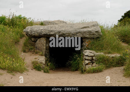 Entrée du dolmen Les pierres plates près de la plage de Locmariaquer sur la côte sud de la Bretagne. Banque D'Images