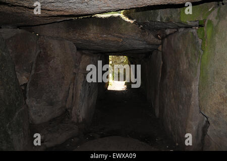 Voir retour vers à l'entrée de l'époque néolithique Le Mané-Réthual dolmen, situé à Loqmariaquer en Bretagne, France. Banque D'Images