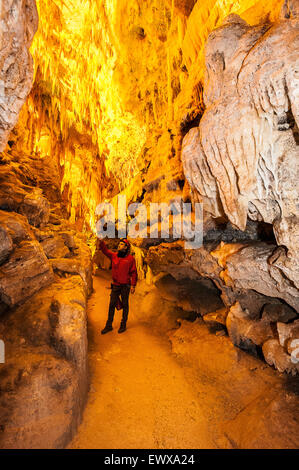 Italie Pouilles Castellana Grotte --Le spéléologue Sergio Carpinelli par le corridor du désert Banque D'Images