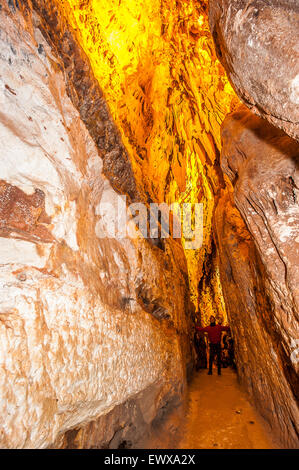 Italie Pouilles Castellana Grotte --Le spéléologue Sergio Carpinelli par le corridor du désert Banque D'Images