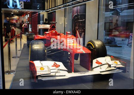 Du 18 au 22 mars 2015, des scènes de rue. Dans la vitrine de Ferrari store. Banque D'Images