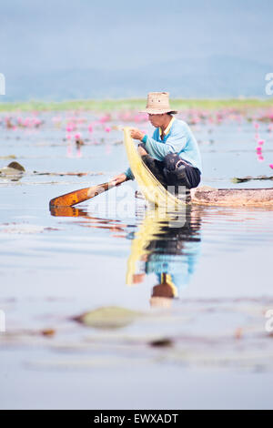 L'homme pêche sur le lac Phayao, en Thaïlande, en Asie. Banque D'Images