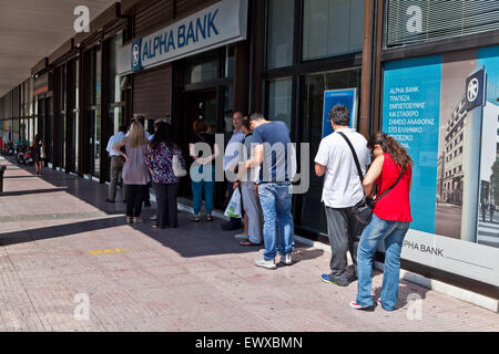 Athènes, Grèce. 2 juillet, 2015. Au milieu des files d'Alpha Bank Bank capital controls à Athènes, Grèce. Crédit : Martin Garnham/Alamy Live News Banque D'Images