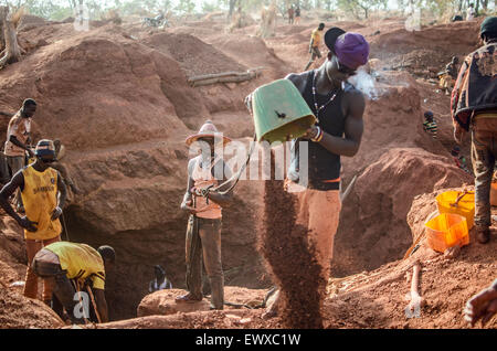 L'extraction artisanale de l'or près de Kouremale dans le nord de la Guinée. Banque D'Images