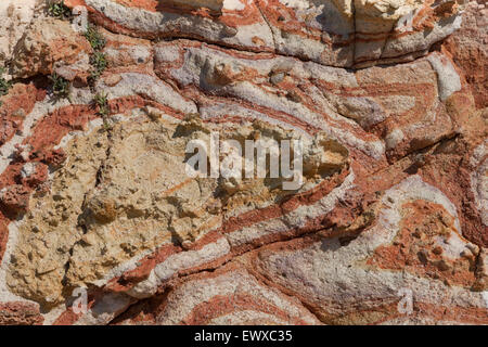 La formation de la roche volcanique au hasard à bandes de couleur azur, Asprokavos Fanaraki, Moudros Moudros, ville // l'île de Lemnos limnos, Grèce Banque D'Images