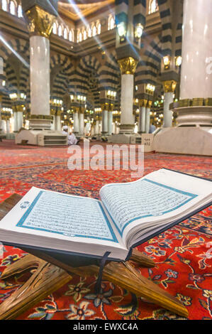 MEDINA, l'ARABIE SAOUDITE - Mars 08, 2015 : un Coran à l'intérieur de la mosquée Nabawi Banque D'Images