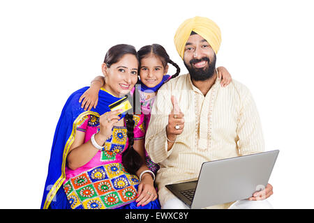 Les parents et la fille indienne Punjabi ordinateur portable achat en ligne par carte de crédit Banque D'Images