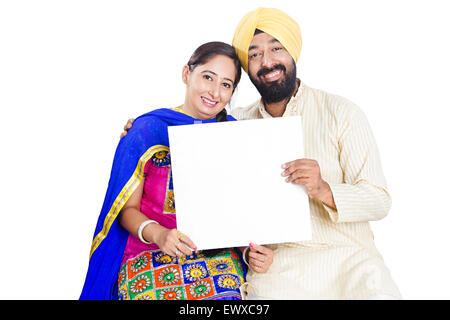 2 Couple marié Punjabi indien montrant Message Board Banque D'Images