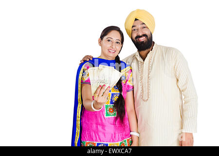 2 Couple marié Punjabi indien montrant l'argent Banque D'Images