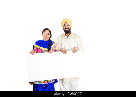 2 Couple marié Punjabi indien montrant Message Board Banque D'Images