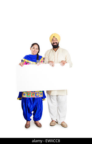 2 Couple marié Punjabi indien montrant Message Board Banque D'Images