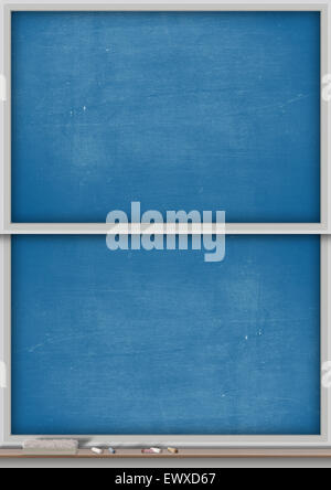 Un tableau rectangulaire bleue avec un cadre métallique en deux parties avec un rebord en bois de la craie et un duster Banque D'Images
