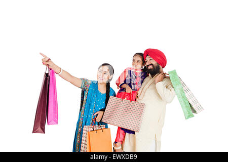 Les parents et la fille indienne Punjabi shopping pointer du doigt Banque D'Images