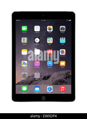 Varna, Bulgarie - Février 02, 2014 : l'espace Apple iPad Air gris avec 2 touch ID affiche l'écran d'iOS 8, conçu par Apple Banque D'Images