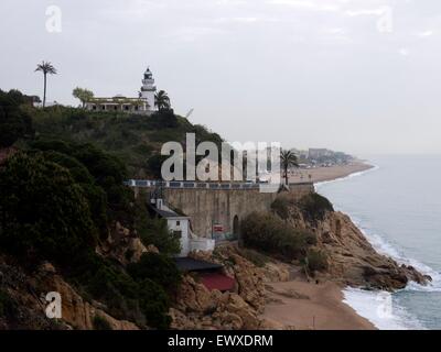 Plage vide en Espagne sur un sombre à la journée avec un phare surplombant les falaises Banque D'Images