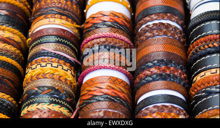 Bracelets en cuir avec différentes formes et couleurs Banque D'Images