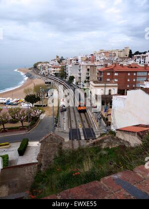 Gare dans un village espagnol traditionnel d'un côté et une plage sur l'autre Banque D'Images