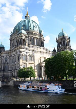 Touristes sur un bateau de plaisance sur la Spree passant par la cathédrale de Berlin, Allemagne Banque D'Images