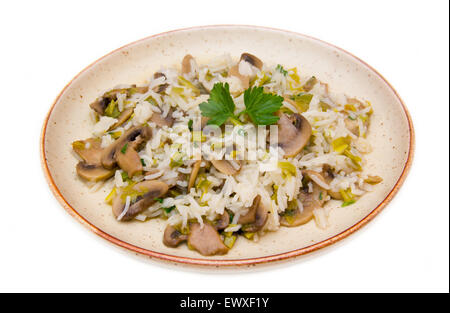 Risotto aux champignons sur fond blanc Banque D'Images