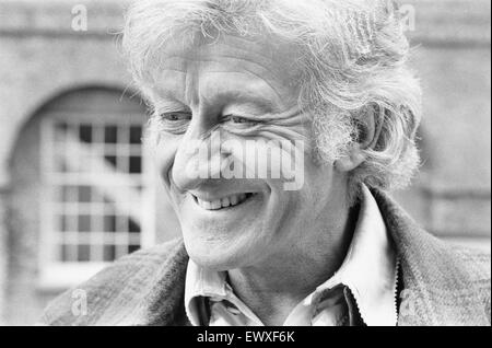 John Pertwee que Dr qui, vu ici pendant le tournage du film "Le Temps des monstres à Swallowfield Park Comté. 4 avril 1972 Banque D'Images