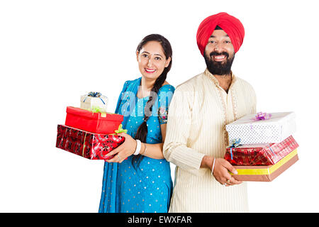 2 Couple marié Punjabi indien Cadeaux Diwali montrant Banque D'Images