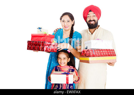 Les parents et la fille indienne Punjabi Cadeaux Diwali montrant Banque D'Images